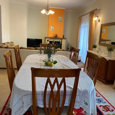 Thanasis House Apartman